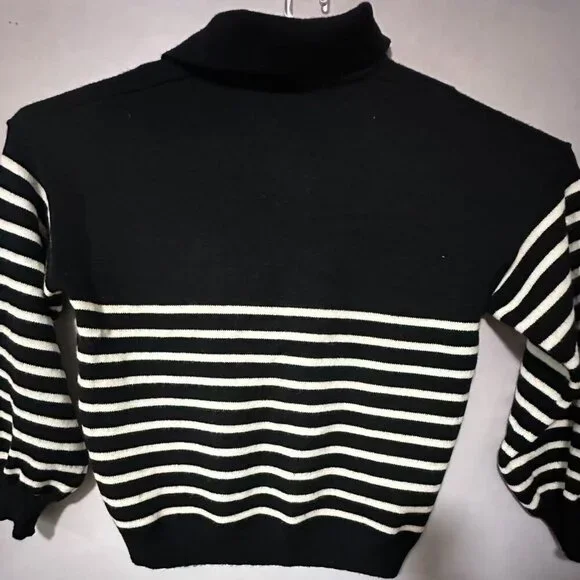 Black and White Striped Women's Sweater （L/XL） - Picture 7 of 16